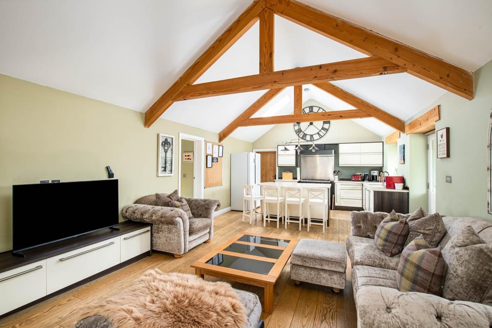 Bramley Barn near Bath + Hot tub House in Bristol