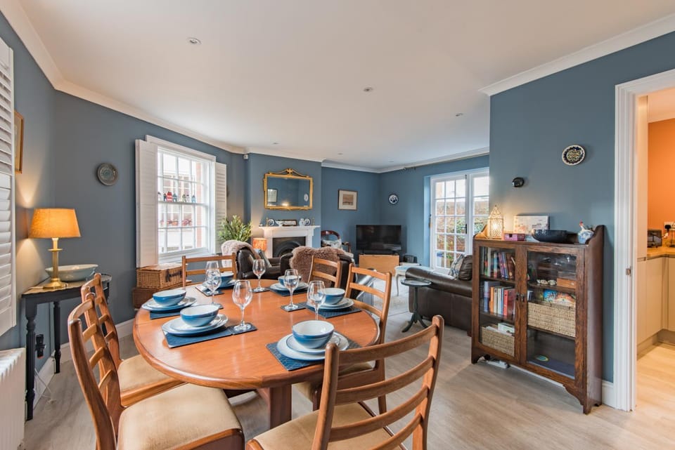Seating area, Dining area