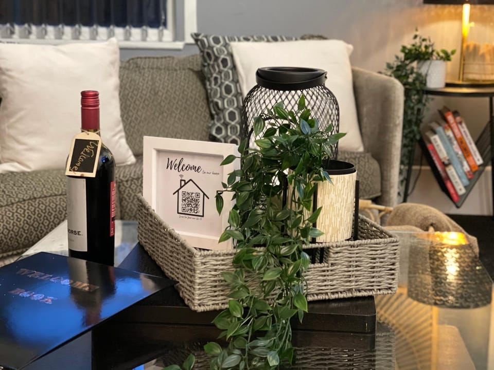 Living room, Seating area, Drinks