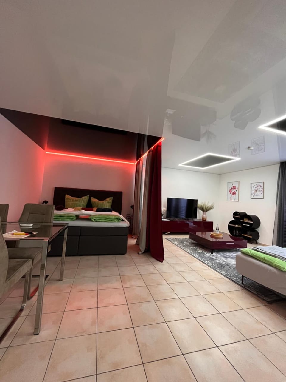 Bed, TV and multimedia, Living room, Photo of the whole room, Seating area, Bedroom