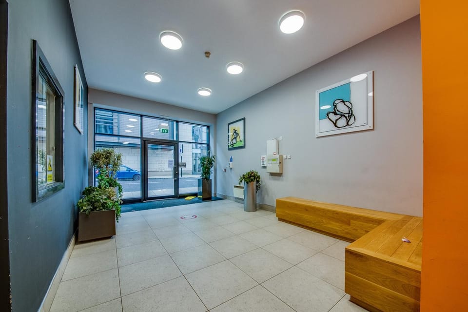 Spacious 3-Bed Penthouse with City Sky Line Views Apartment in Sheffield