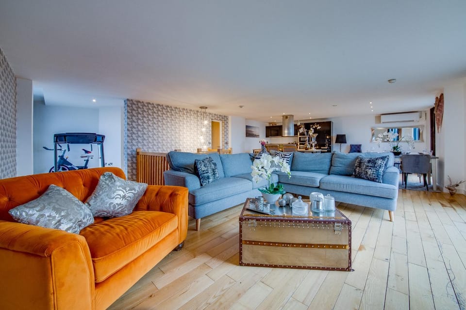 Spacious 3-Bed Penthouse with City Sky Line Views Apartment in Sheffield