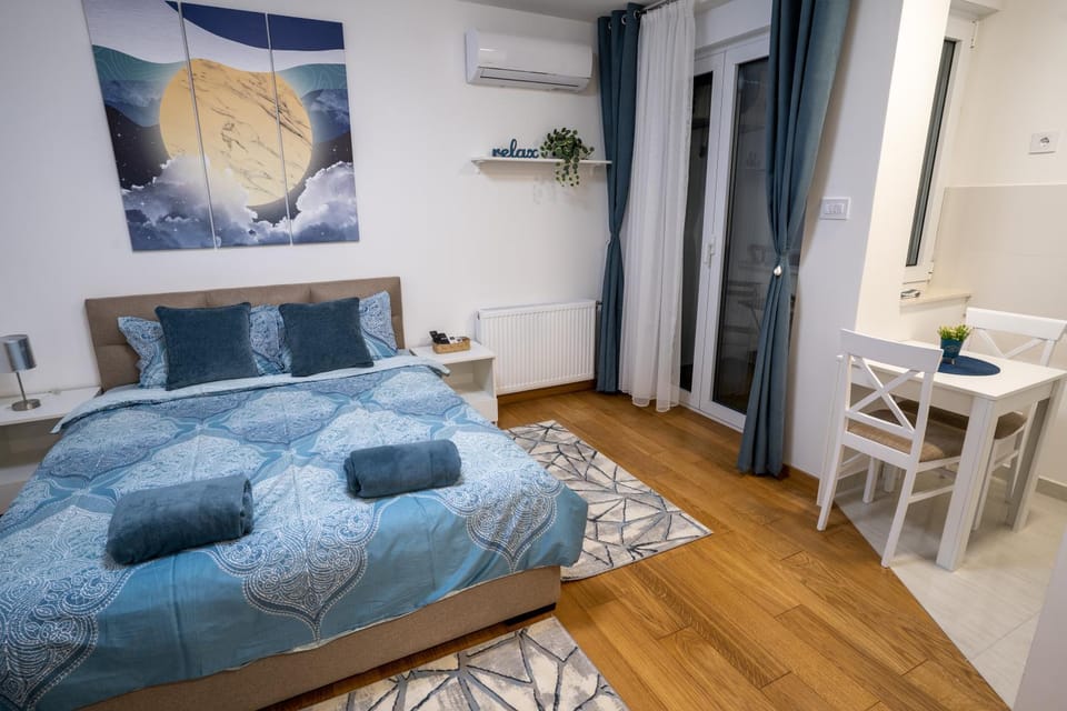 Bed, Dining area, Bedroom, air conditioner