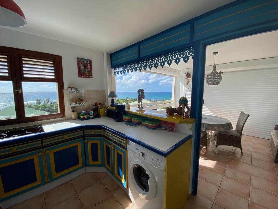 Kitchen or kitchenette, washing machine
