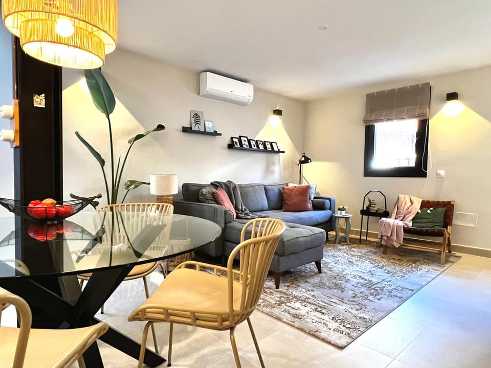 Living room, Photo of the whole room, Dining area, air conditioner