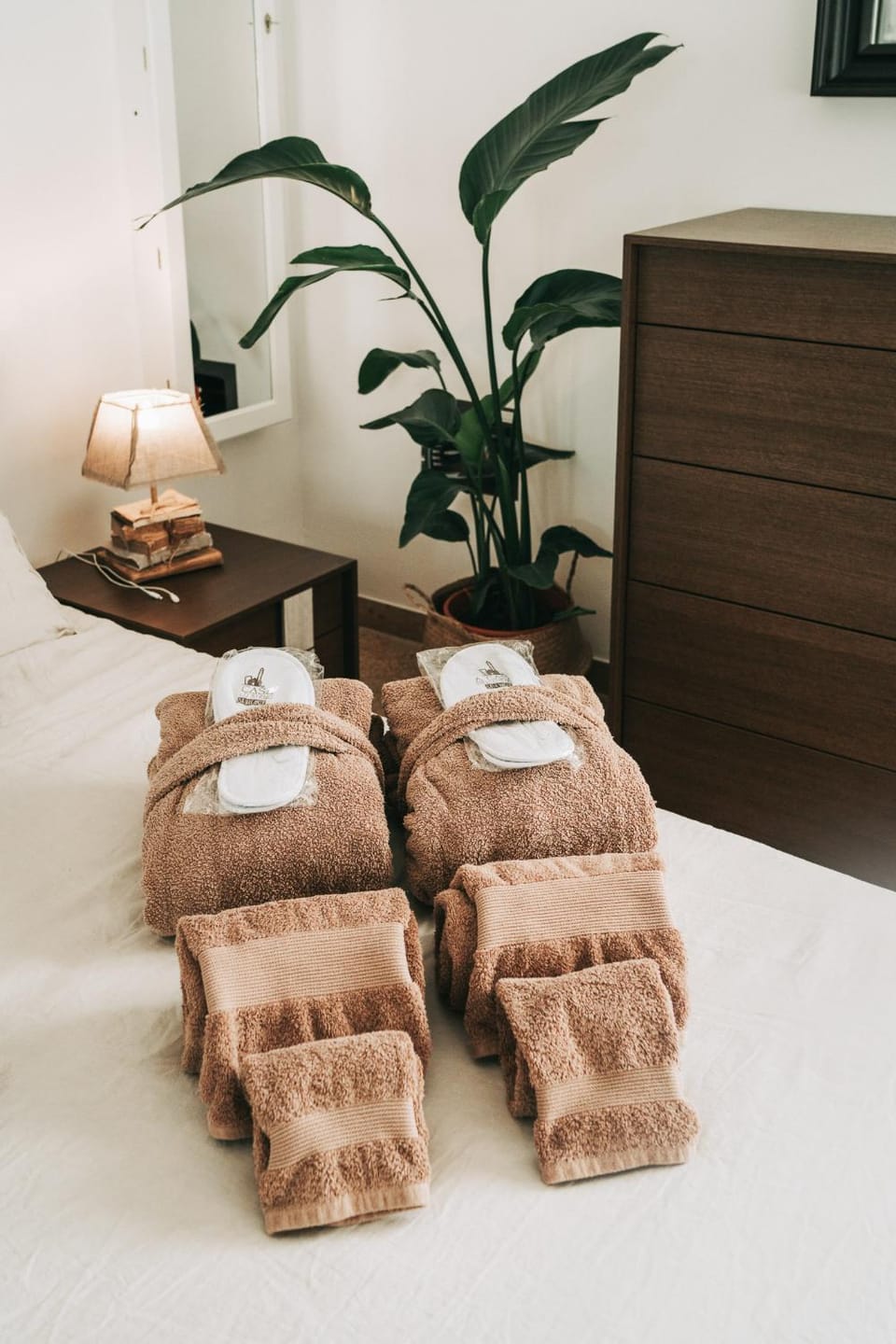 Bed, Decorative detail, Bedroom, safe, towels
