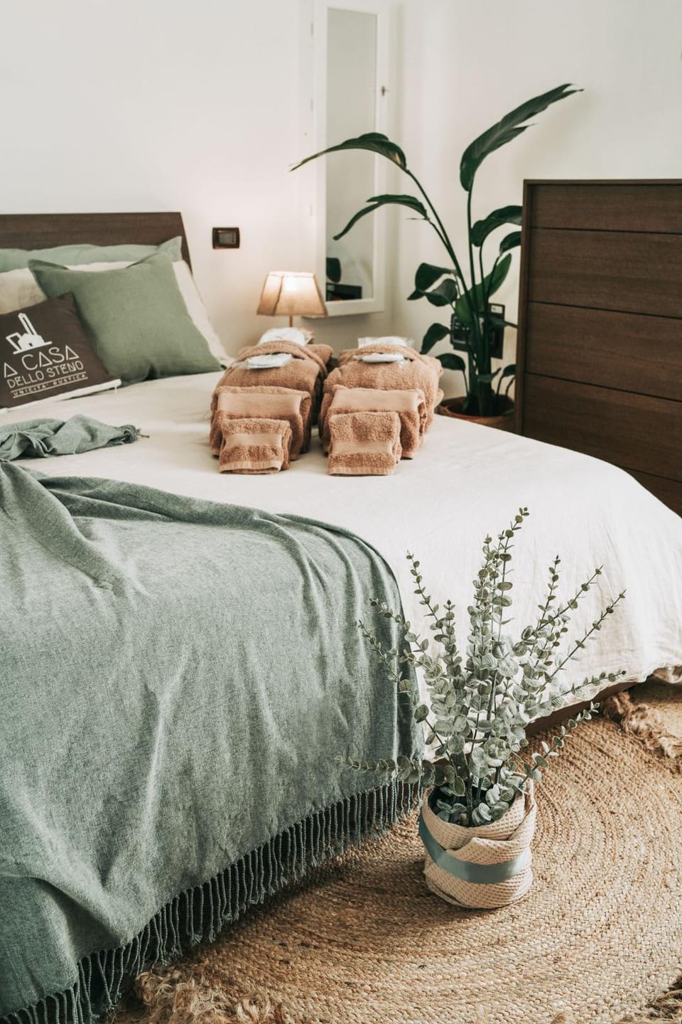 Bed, Decorative detail, Bedroom