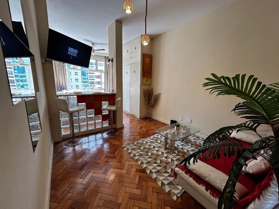 Apartamento em Copacabana com vista lateral do Mar Apartment in Rio de Janeiro