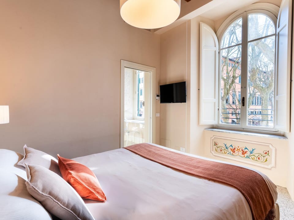 Bed, TV and multimedia, Bedroom