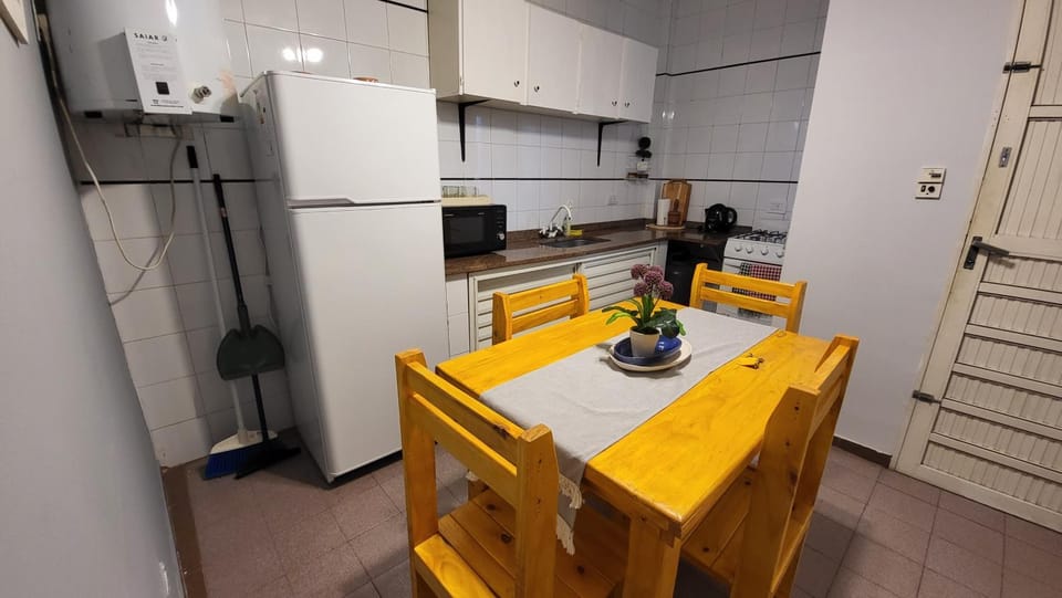 Kitchen or kitchenette, minibar