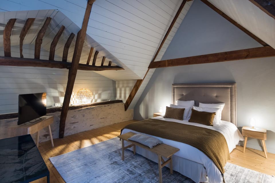 Bed, Bedroom, Swimming pool