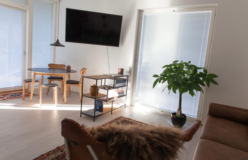 Communal lounge/ TV room, TV and multimedia, Living room, Seating area, Dining area, Evening entertainment