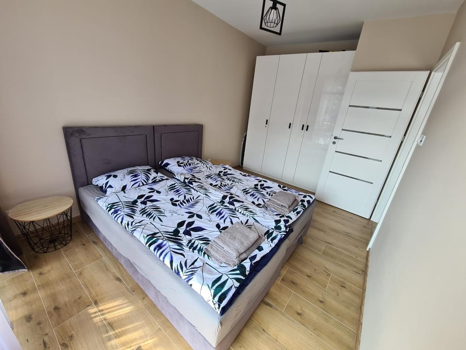 Bedroom, towels, wardrobe