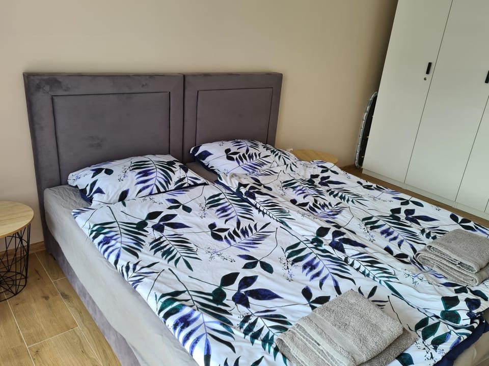 Bedroom, towels, wardrobe