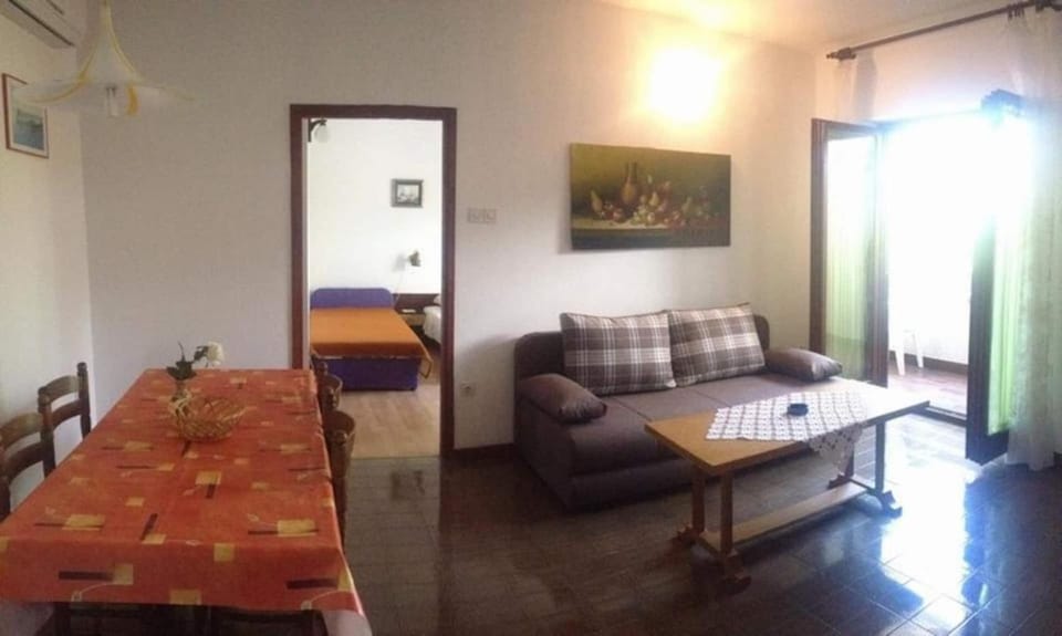 Living room, Seating area, Dining area, internet, air conditioner
