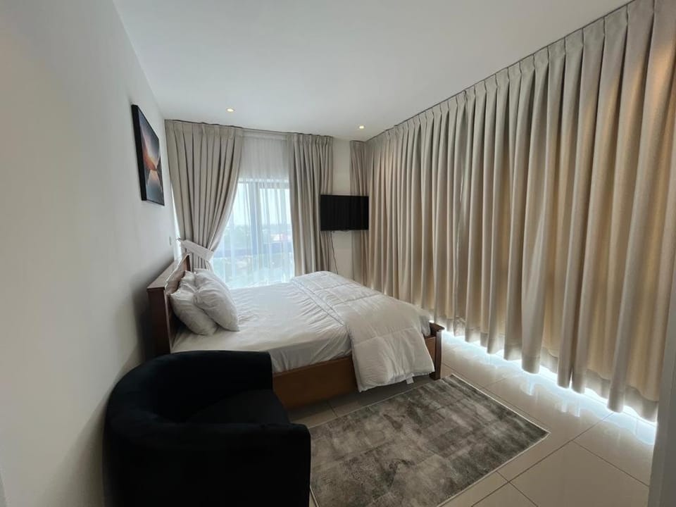Bed, TV and multimedia, Photo of the whole room, Bedroom