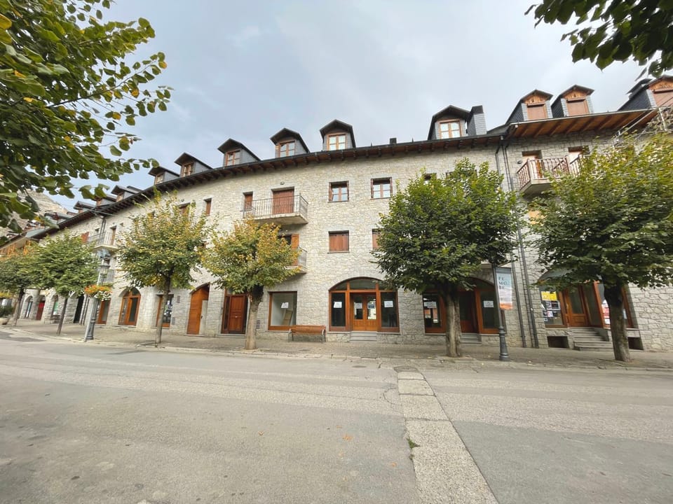 Property building, Facade/entrance, Day, Neighbourhood