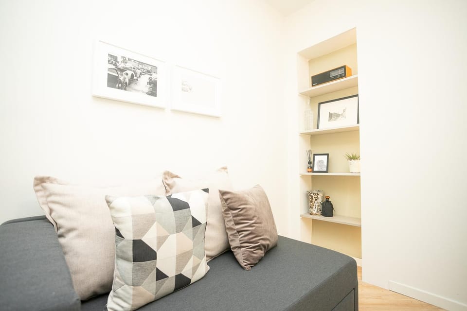 Bed, Living room, air conditioner
