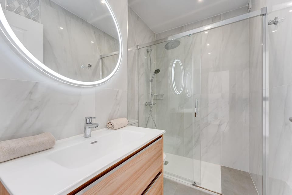 Shower, towels