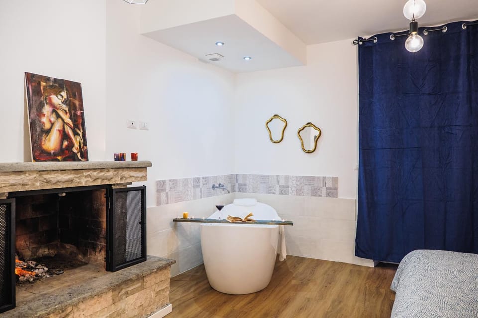 Photo of the whole room, Bedroom, Bath, flat iron