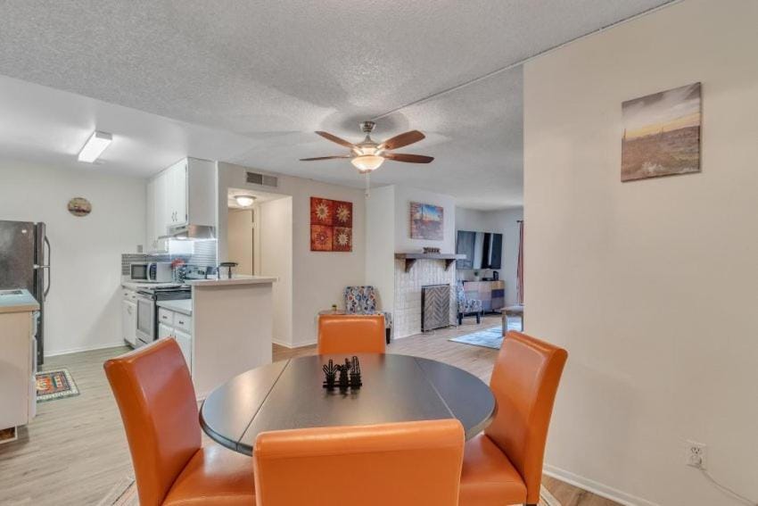 SW Arizona decorated 1 bedroom condo pool/hot tub Apartment in Phoenix