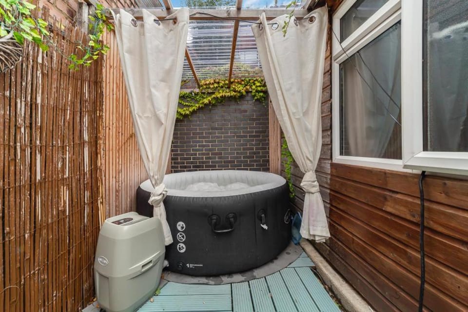 2BED Garden house w/Hot Tub, Sauna & Cinema room House in London Borough of Hackney