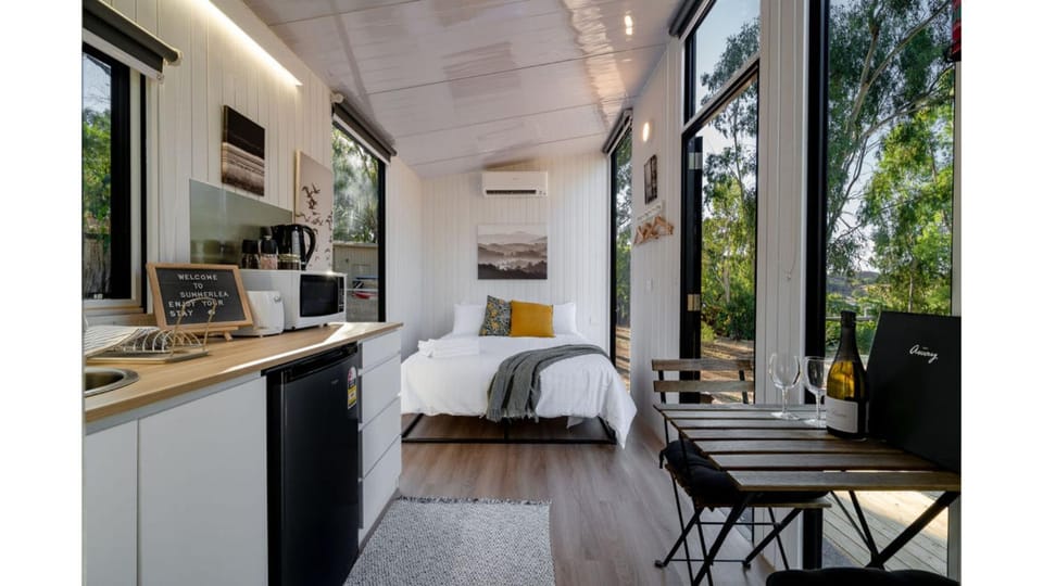 Kitchen or kitchenette, Bedroom