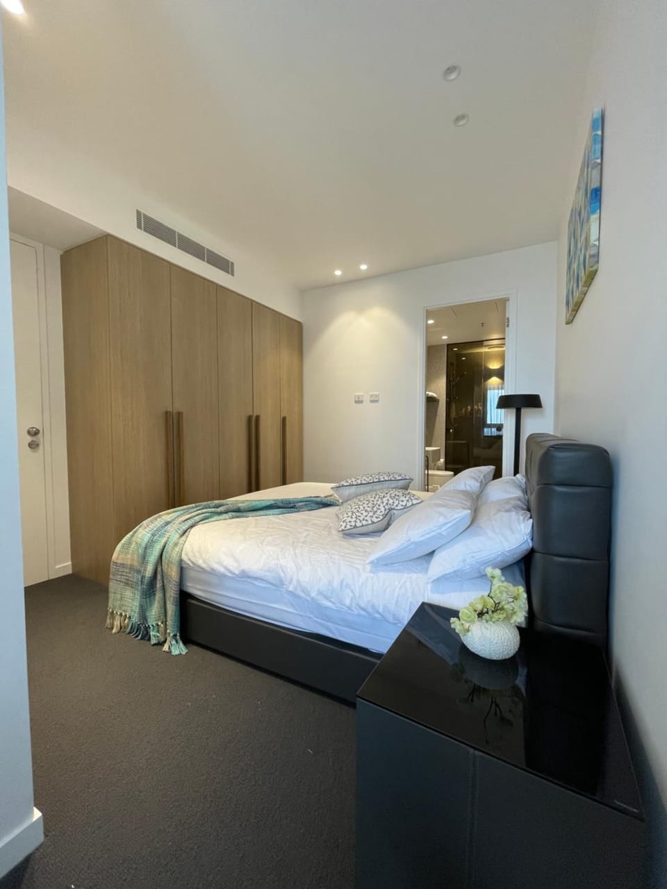 The Fawkner Apartment Bay-view pool/Gym Free Parking Apartment in Melbourne