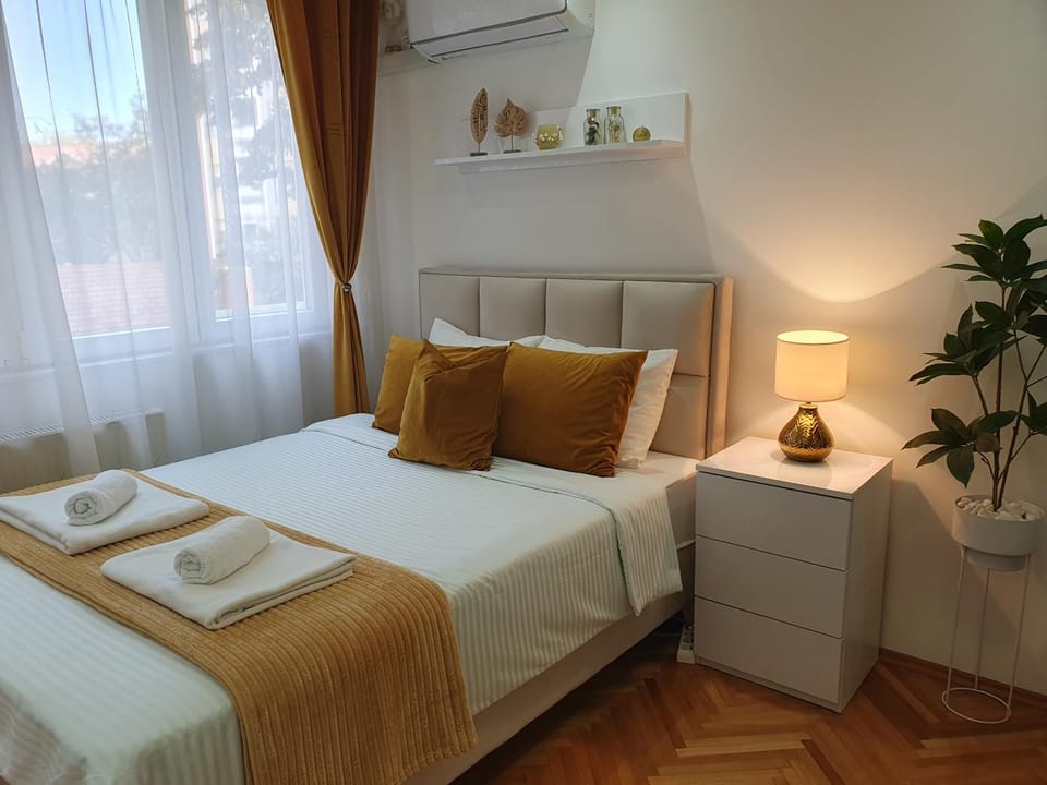 Bed, Photo of the whole room, Bedroom, towels