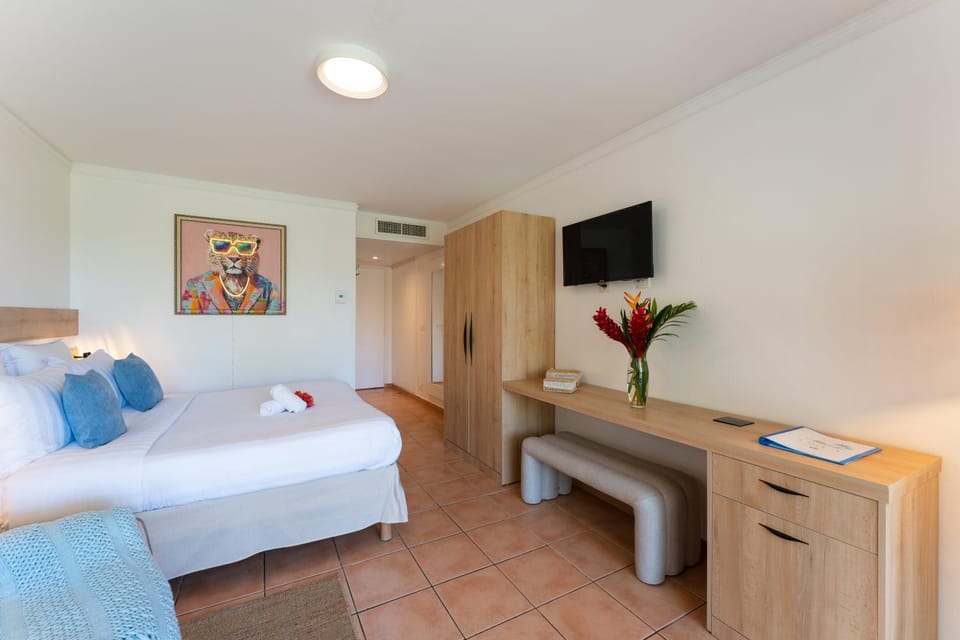 Communal lounge/ TV room, Bed, TV and multimedia, Living room, Photo of the whole room, Seating area, Bedroom, hair dresser, wardrobe, air conditioner