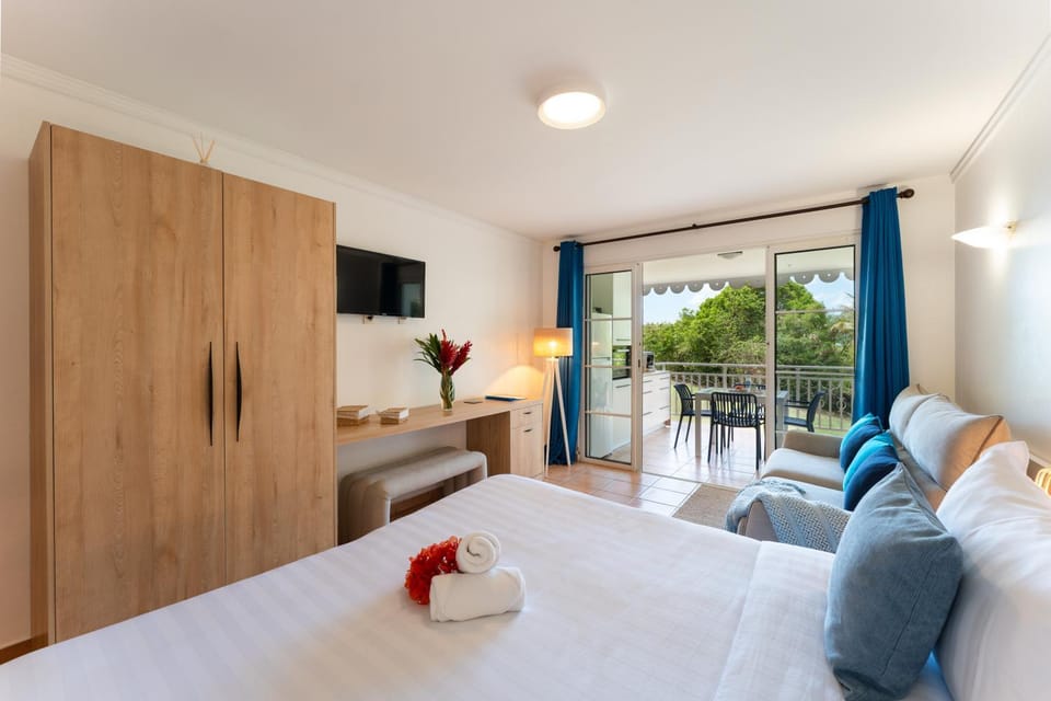 Communal lounge/ TV room, Bed, TV and multimedia, Living room, Photo of the whole room, Seating area, Bedroom, wardrobe