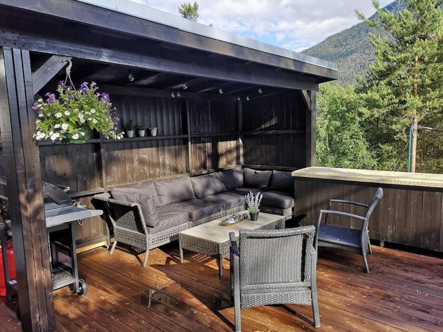 Gjestehus i Sogndal med utsikt over fjord og fjell Apartment in Vestland