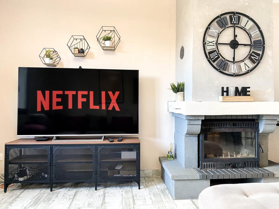 Communal lounge/ TV room, TV and multimedia, Living room, Seating area, Evening entertainment, flat iron