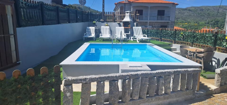 Superb Bruzende Village House in Porto District