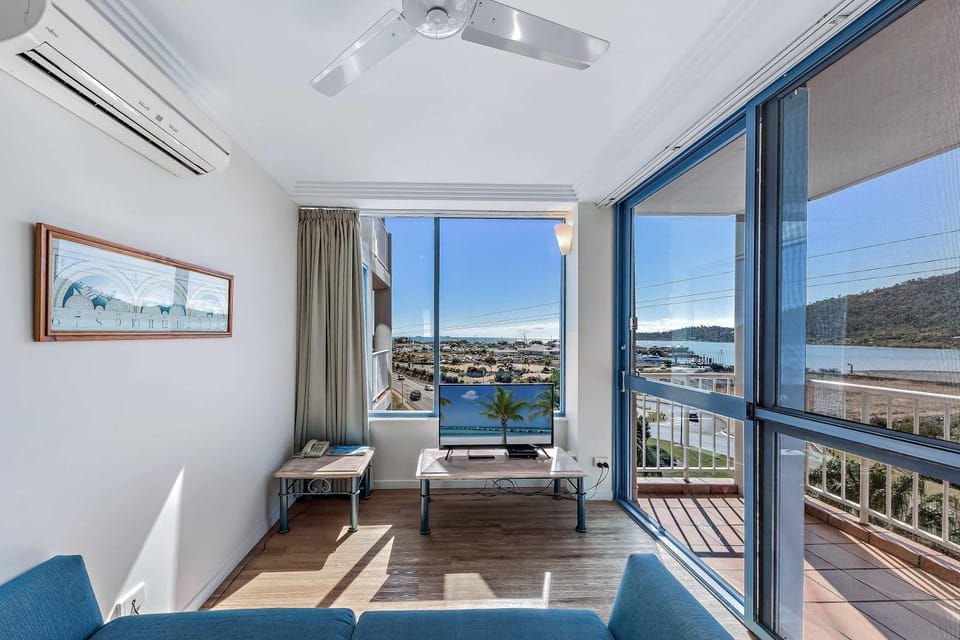 View (from property/room), Balcony/Terrace, Living room, Seating area, Dining area, Mountain view, Sea view