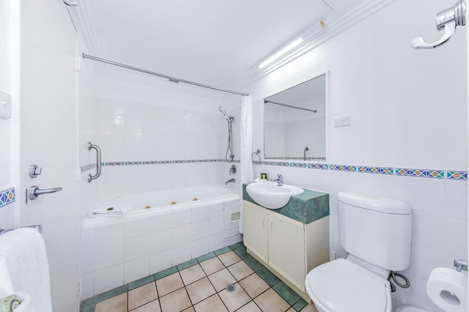 Shower, Toilet, Bathroom, Bath, towels, washing machine