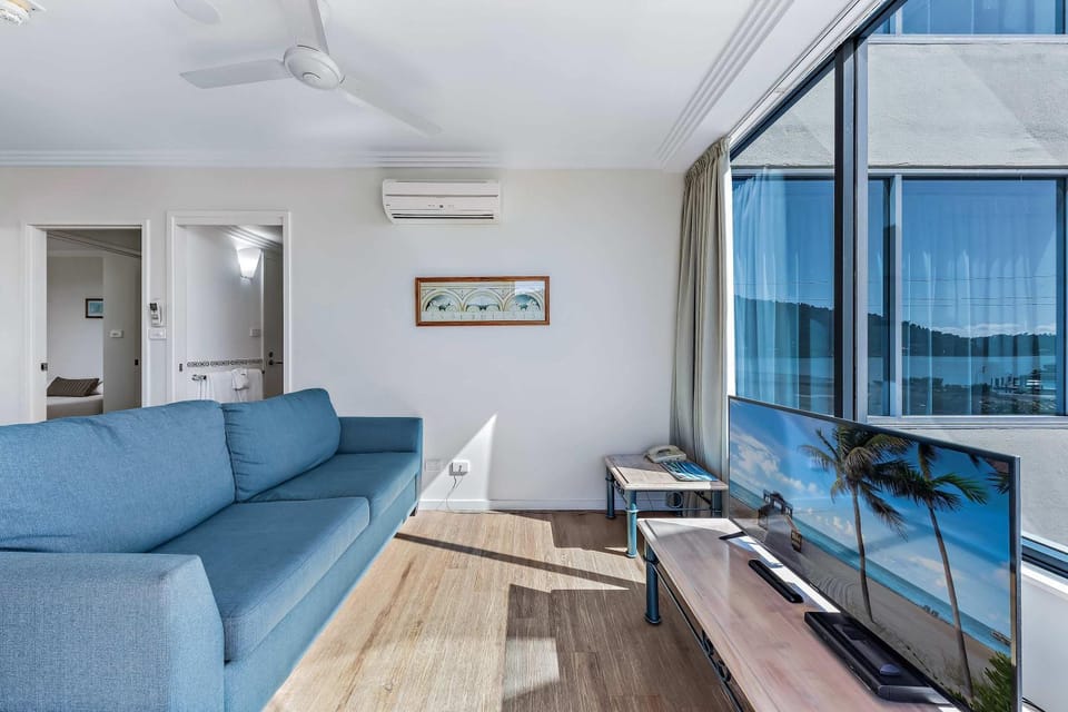 Communal lounge/ TV room, TV and multimedia, Living room, Seating area, Evening entertainment, air conditioner