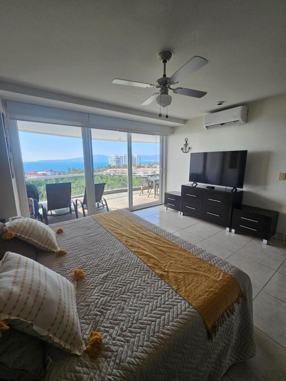 Bed, TV and multimedia, Bedroom