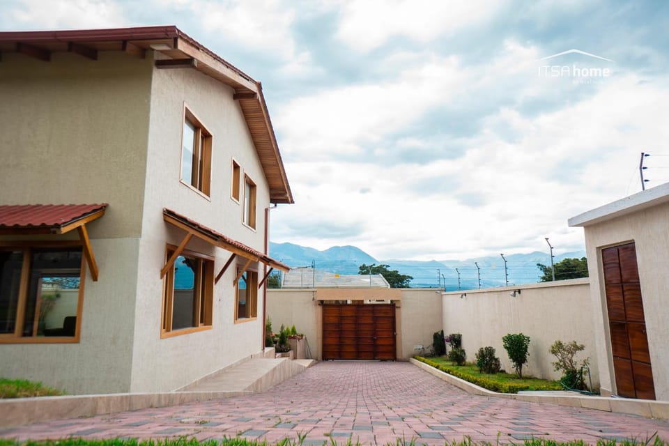 ItsaHome Vacations - Casa de Campo Atuntaqui House in Imbabura Province