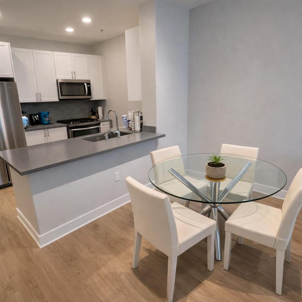 Luxury 2 Bedrooms 2 Bathrooms With Pool and Gym Apartment hotel in San Fernando Valley