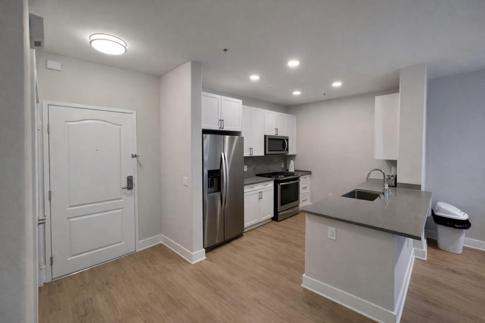 Luxury 2 Bedrooms 2 Bathrooms With Pool and Gym Apartment hotel in San Fernando Valley
