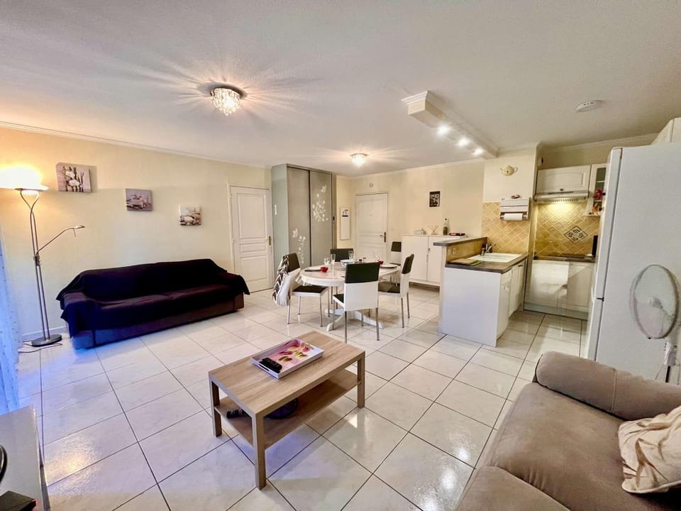 Appartement 2P avec Balcon Proche Centre et Plages - Parking Inclus, Cavalaire - FR-1-226B-127 Apartment in Cavalaire-sur-Mer