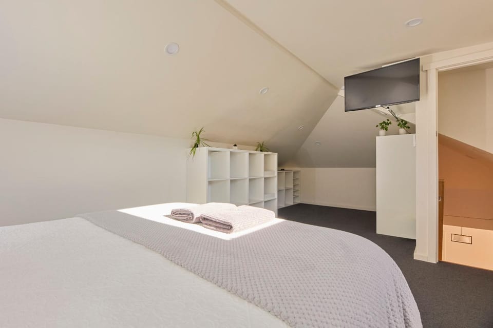 Bed, TV and multimedia, Photo of the whole room, Bedroom, wardrobe