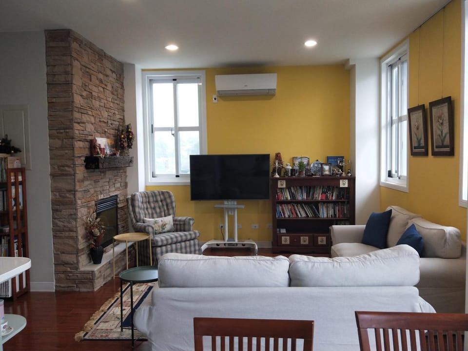 Communal lounge/ TV room, Library, Living room, Seating area