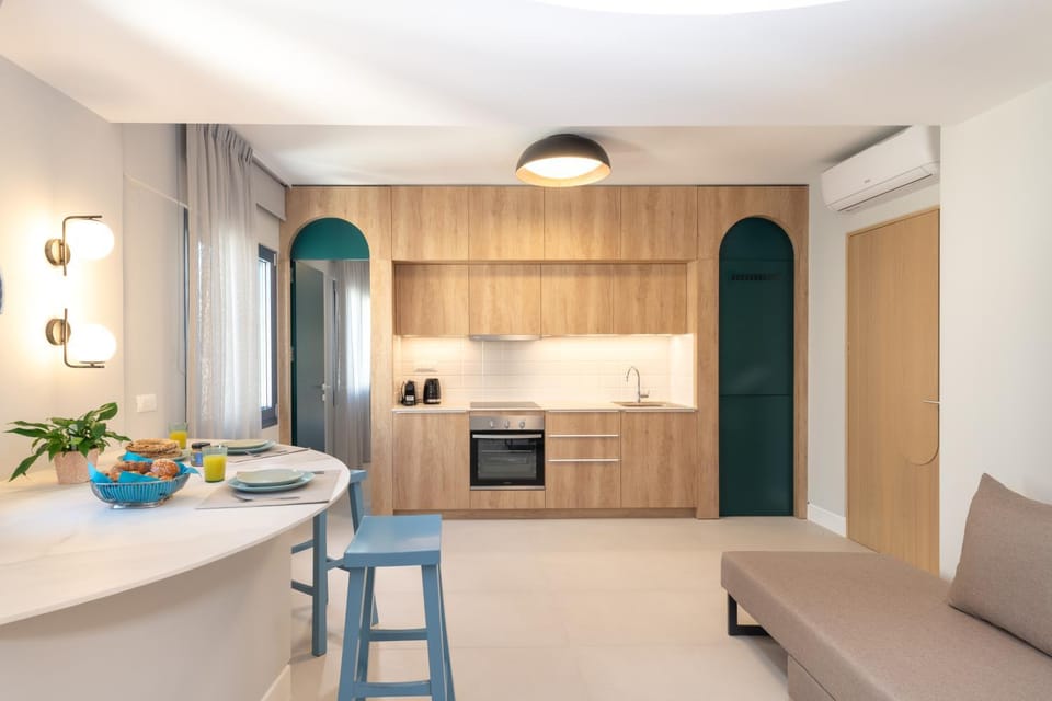 Kitchen or kitchenette, Seating area, Dining area