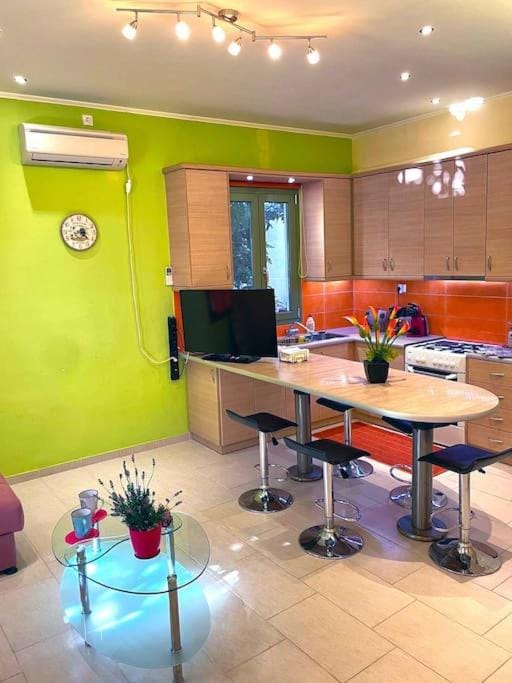 Kitchen or kitchenette, Living room, Seating area, Dining area, minibar, oven, air conditioner