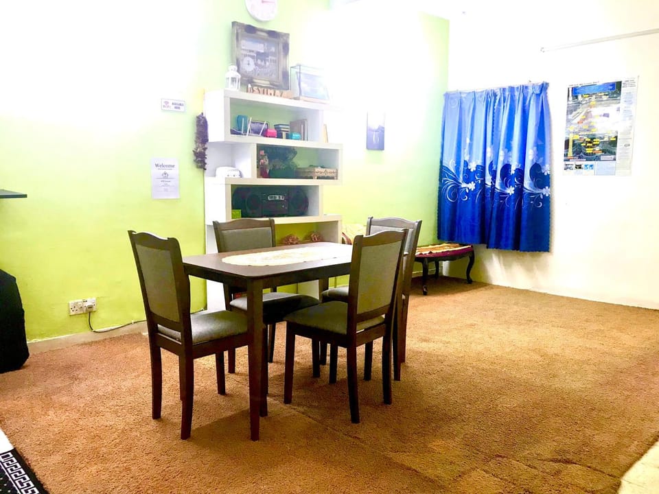 Restaurant/places to eat, Restaurant/places to eat, Dining area, Food, Guests