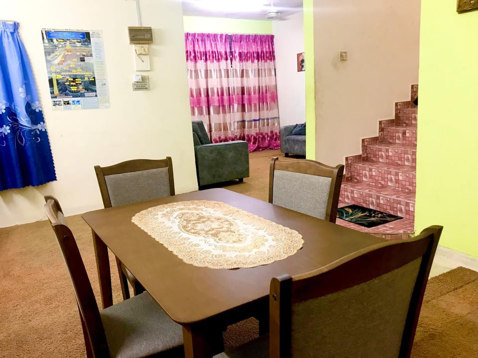 Restaurant/places to eat, Dining area, Food, Guests