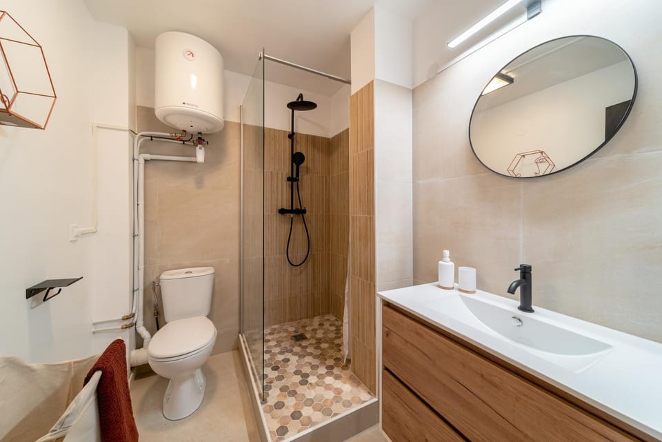 Shower, Toilet, Bathroom, bidet, towels