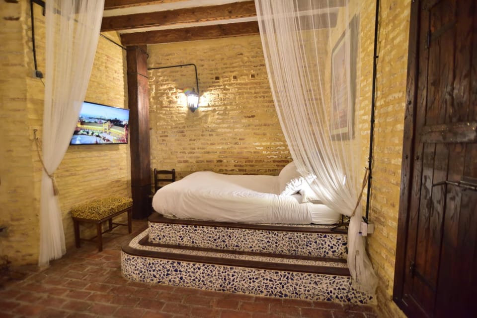 Bed, TV and multimedia, Bedroom
